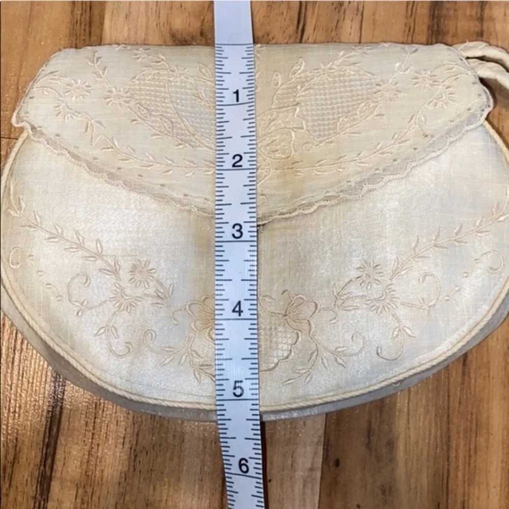 Vintage off white wristlet clutch. Snap closure, floral design